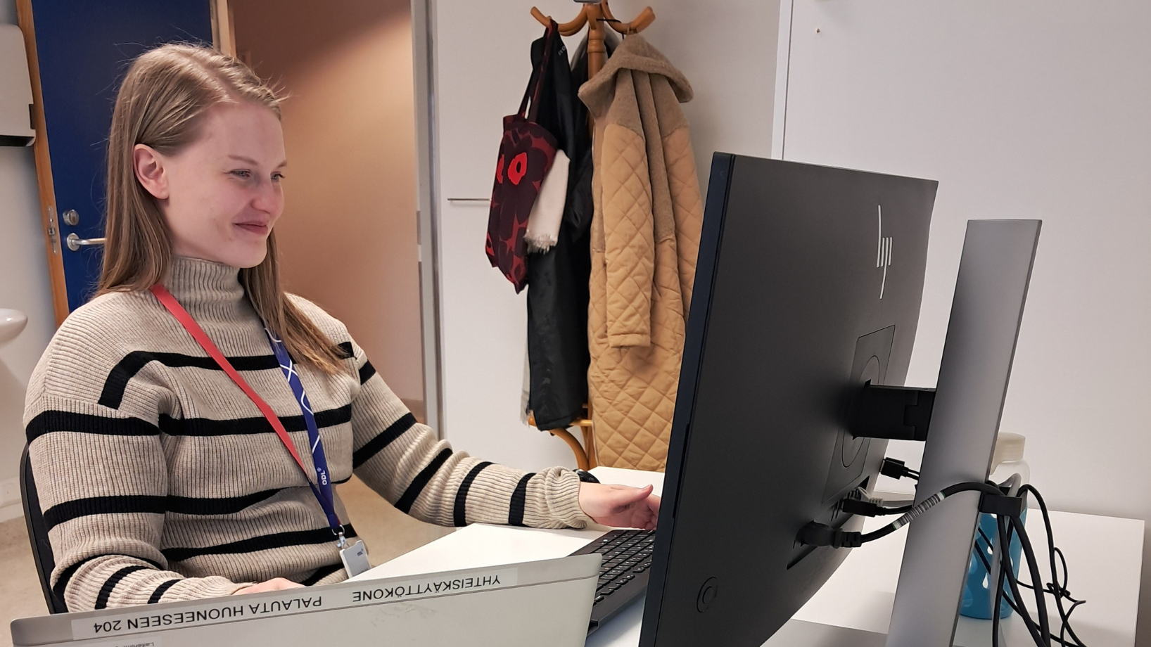 Kuvassa harjoittelija Emilia työkoneen äärellä