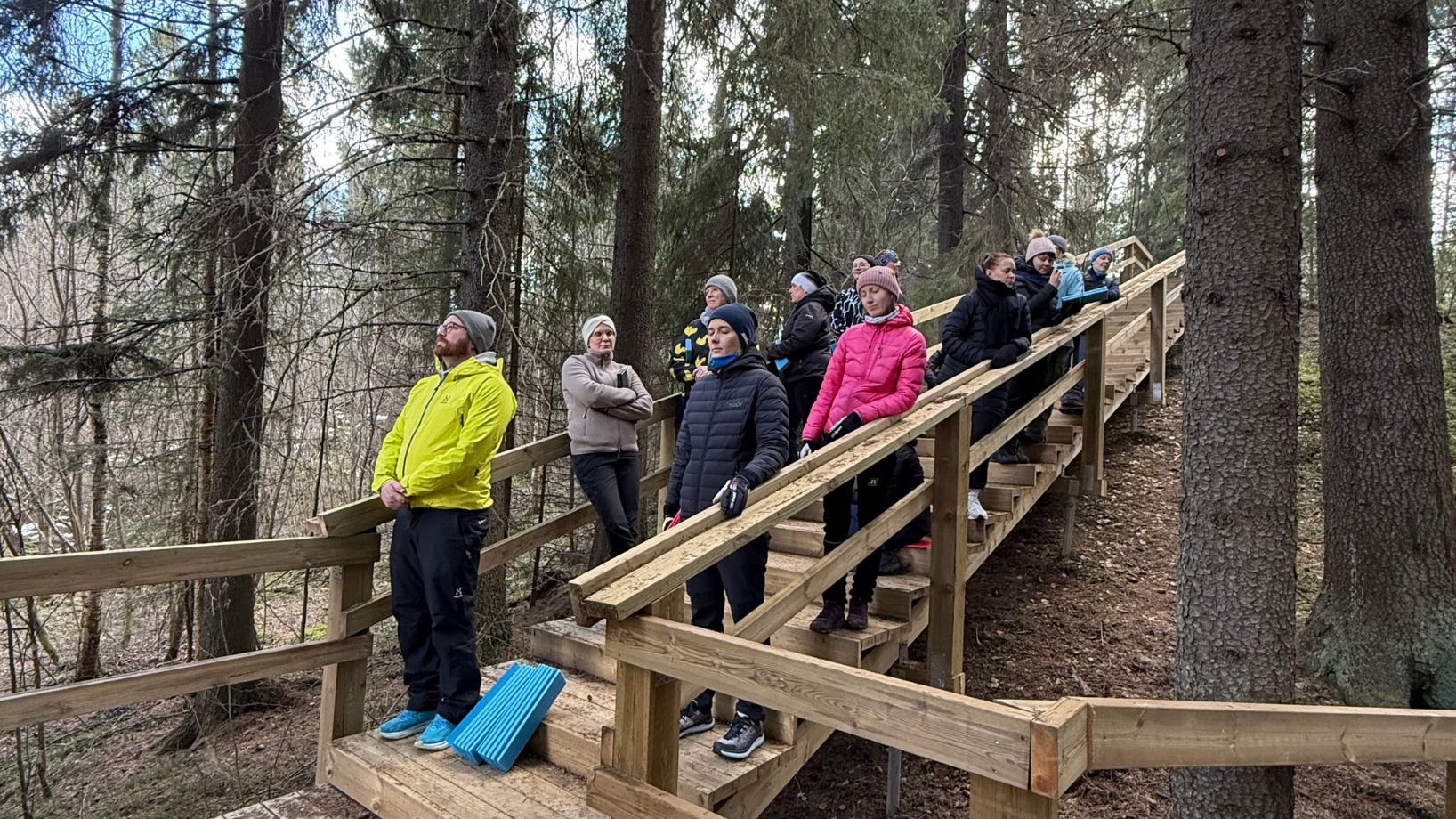 Liikuntapalveluiden työntekijät tekemässä aistiharjoitusta