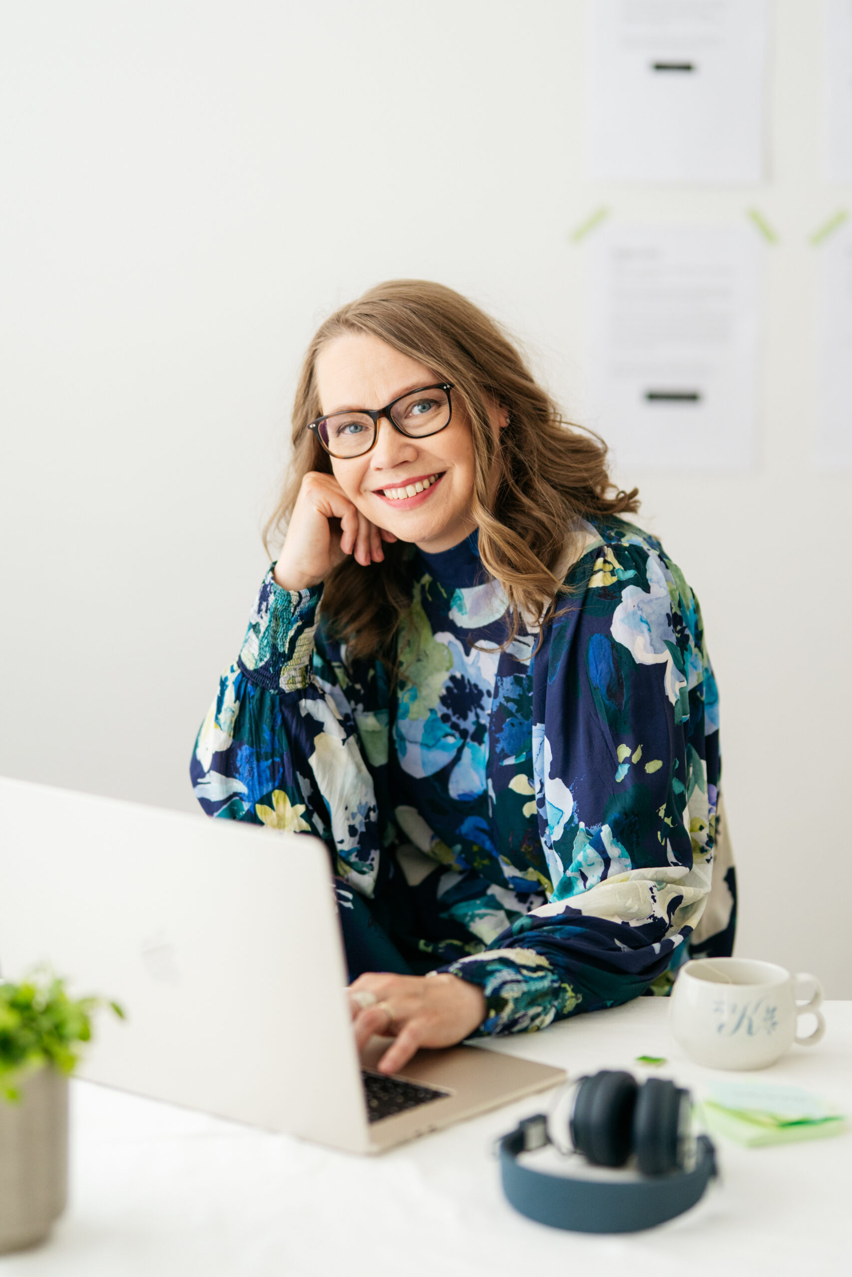 Kirsi Keränen kuvattuna työpöytänsä ääressä