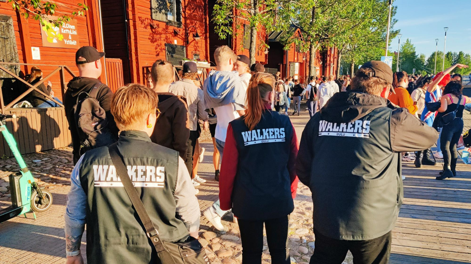 Walkers-vapaaehtoiset kohtaavat nuoria Oulussa torinrannassa.